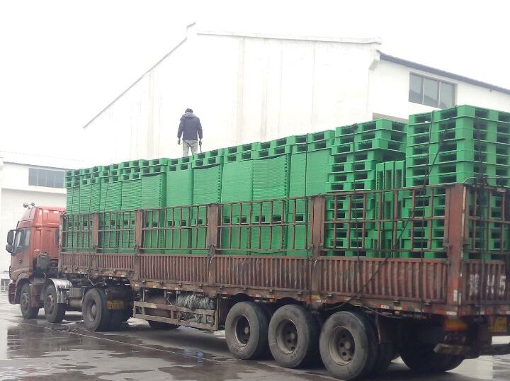 冒雨装车，绿色托盘垫板装车发走